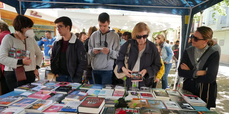 Cercavila, roses, llibres i sardanes pel Sant Jordi morellenc