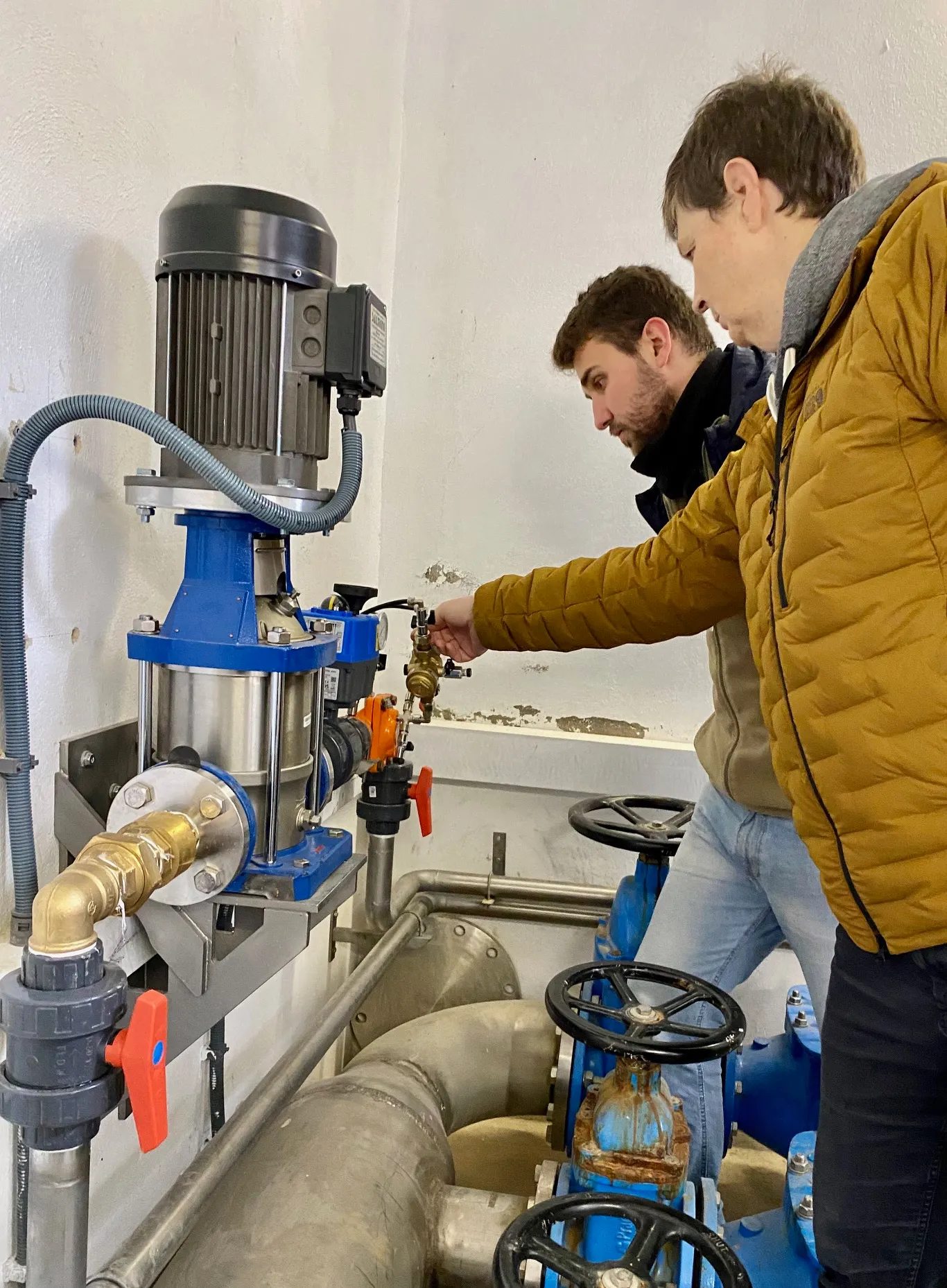 L'enllumenat públic del camí de Cal Sotaterra s'alimenta d'energia de la xarxa d'aigua