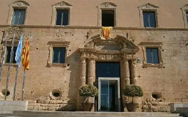 Un jutge obliga l’Ajuntament de Torredembarra a retirar l’estelada i a col•locar la bandera espanyola