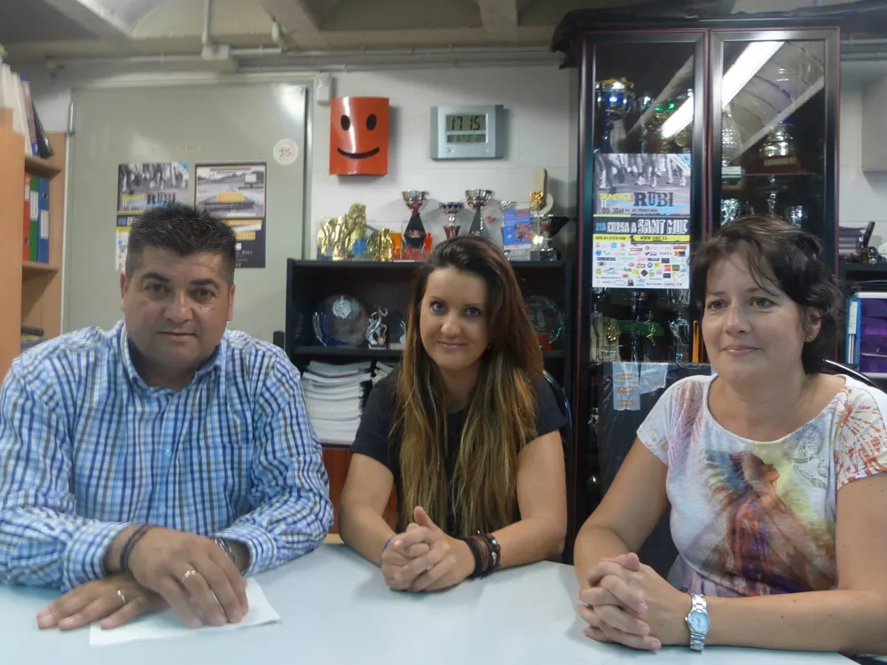 Juan López (regidor Esports), Esther Peirotèn (presidenta de la UAR) i Elisabeth Salas (vocal) en l