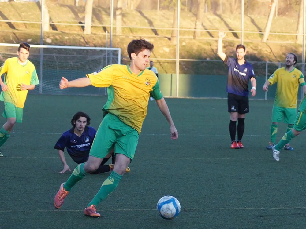 El jugador de l'Olímpic Raventós en una imatge del partit al camp del Junior