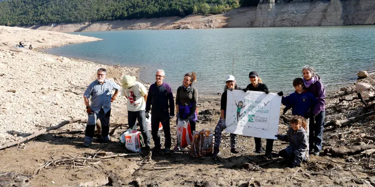 Jornada de treball al pantà d'Oliana per continuar amb la neteja de l'entorn