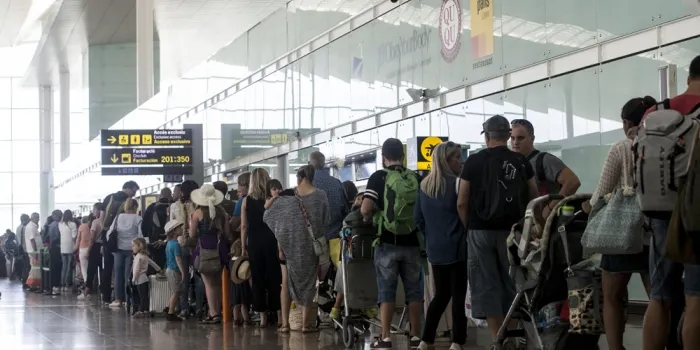 Les agències de viatge arenyenques recomanen anar a l'aeroport amb antel·lació
