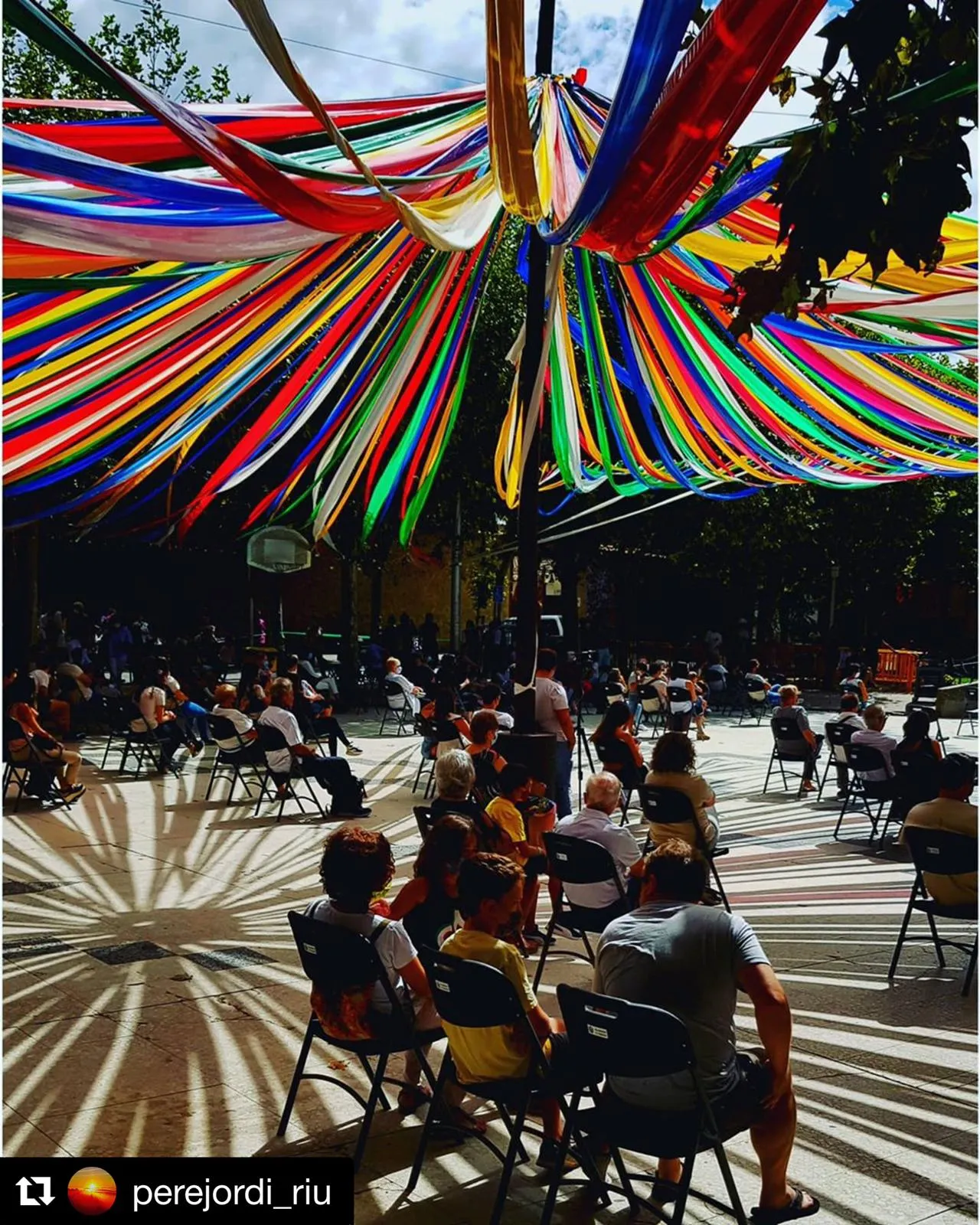 Una foto de l'audició musical dels ballets a la plaça del Camp i una altra del nan Negre guanyen el 7è Concurs de la FM Solsona a Instagram