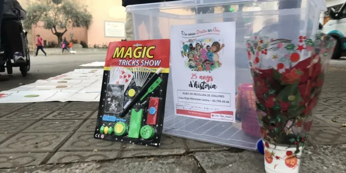 Tot i el fred, la Creu Roja ha estat aquest matí recollint joguines per a la campanya de Reis