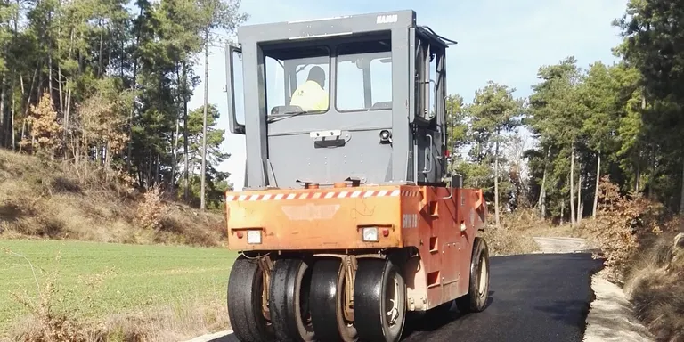Pinell ja té pavimentats tots els camins del municipi que van a masies habitades