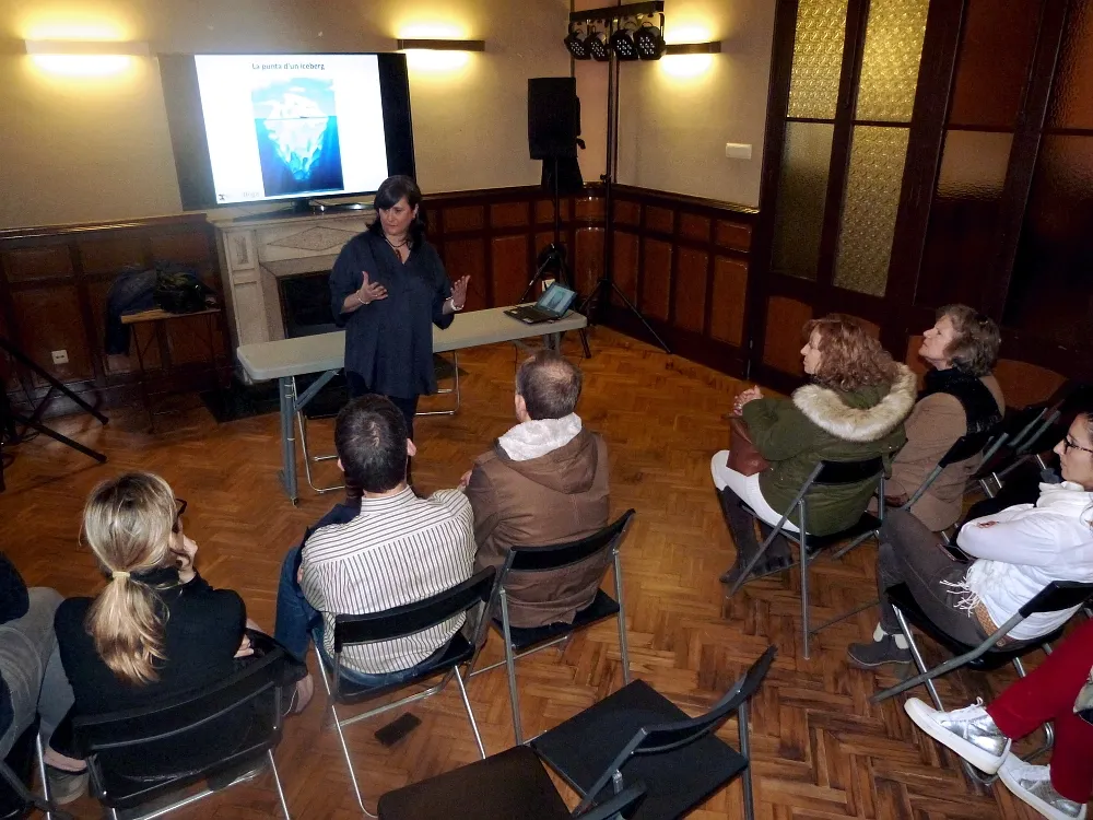 La psicòloga Mati Segura durant la xerrada sobre sexualitat i càncer d'aquest dimecres