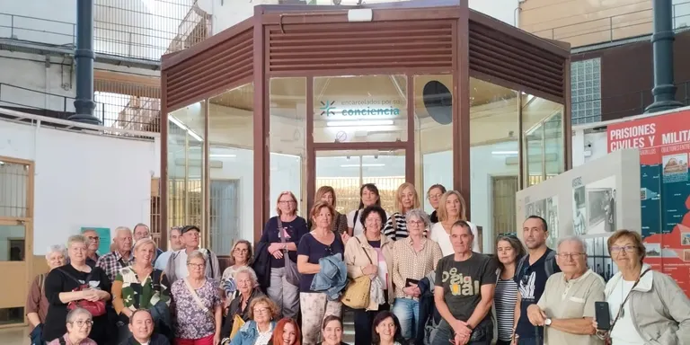 Un grup de cambrilencs recorren els escenaris de la repressió franquista a Barcelona i visiten La Model