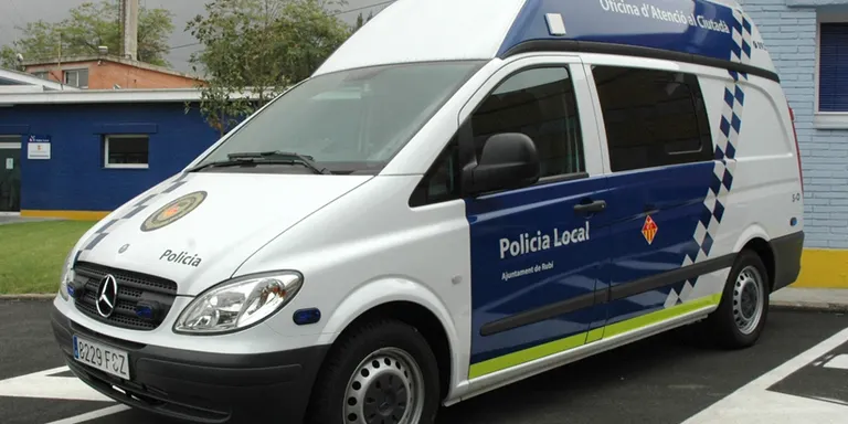 Dos policies locals rubinencs, condemants per vexacions