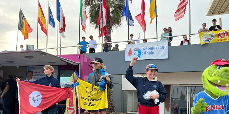 El regatista del Club Nàutic Cambrils Joan Domingo es penja el bronze a la Opti Cup d’Agde 2022