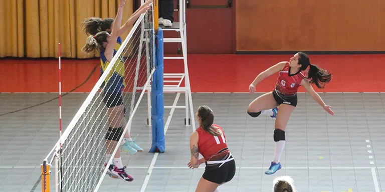 El Volei Rubí mira endavant a la pista i als despatxos