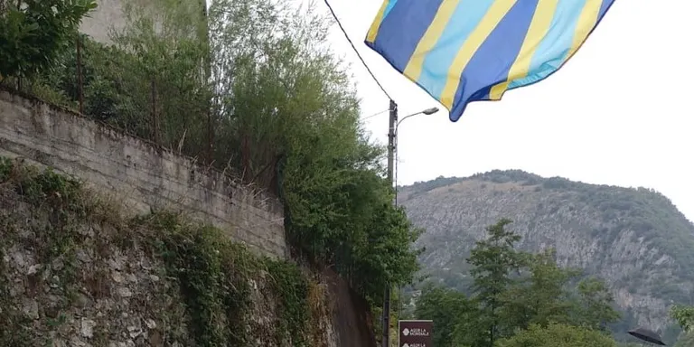 Julian Alaphilippe manté el mallot groc del Tour al pas pels Pirineus