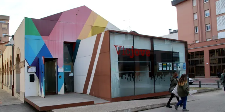 Osona posa en marxa un punt gratuït d'atenció a menors que tenen problemes amb addiccions a drogues i pantalles
