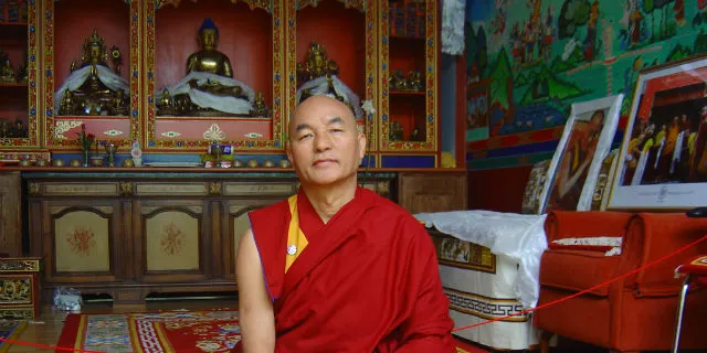 El Lama Whangchen, representant del Dalai Lama a Europa, inaugura el Somriure per la Salut