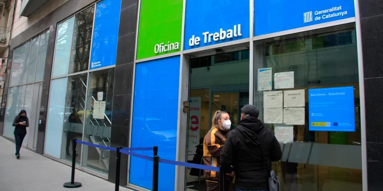 Catalunya tanca el març amb un descens de 2.987 persones a l'atur i un impuls de l'ocupació de 33.358 empleats