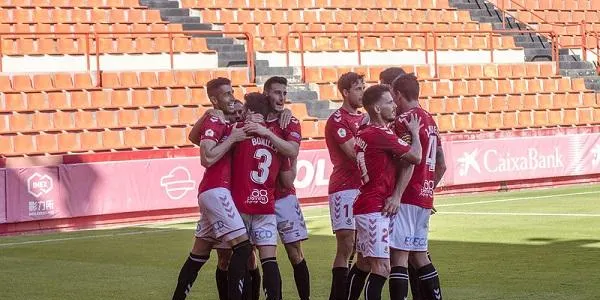 El Nàstic troba el camí al gol per tombar a l’Olot (2-0)