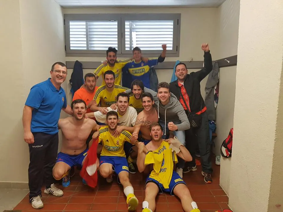 El CF Castellciutat celebra la victòria amb el Mollerussa (Foto: CF Castellciutat)