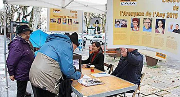 Moment de les votacions ahir al matà (foto: Xavi Salbanyà )