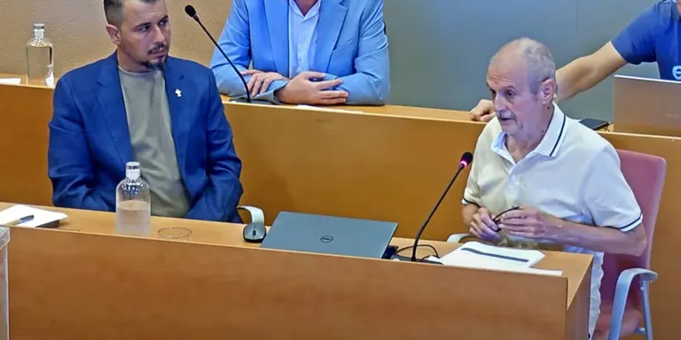 Els veïns intervenen al ple per demanar una alternativa als trens de mercaderies per la costa