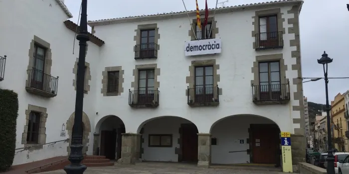 L’Ajuntament retira la pancarta ‘Llibertat Presos Polítics’ i la substitueix per ‘Democràcia’