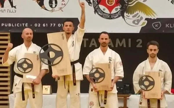 El torrenc Izan Escarabajal es proclama campió Internacional de Kata Sènior en l’Open de Bayeaux