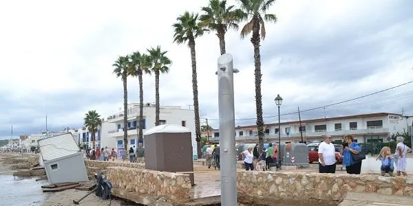 Desenes de curiosos surten al carrer per veure els efectes de la tempesta a Altafulla