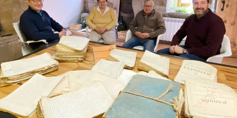 Un veí de Riner dona a l'Ajuntament documents municipals d'entre el 1870 i el 1935