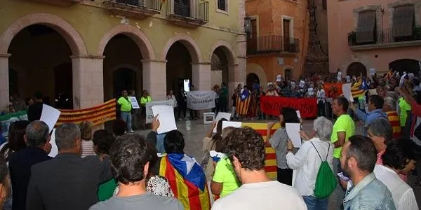 Prop de 250 persones recriminen l’actitud del govern d’Altafulla i reclamen votar als espais habituals