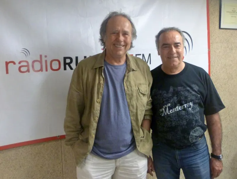 Joan Manuel Serrat en la seva visita a Ràdio Rubí. Foto: Arxiu