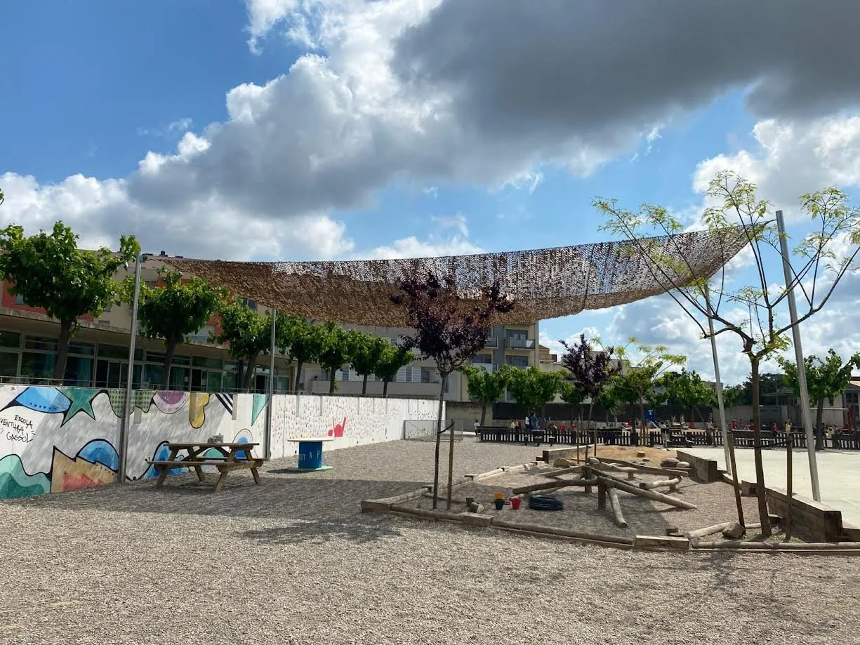 El pati de l'escola Ventura Gassol ja té zones d'ombra