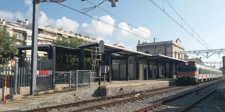 La protecció de la costa i les platges passa també per treure la via del tren de la façana litoral