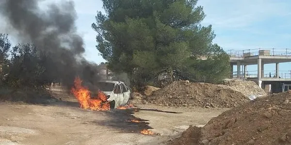 Un cotxe crema al carrer al Mirador dels Munts sense cap perill per als veïns