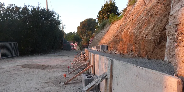 L’Ajuntament fa les primeres actuacions al carrer Puigmal però segueix sense arranjar-lo