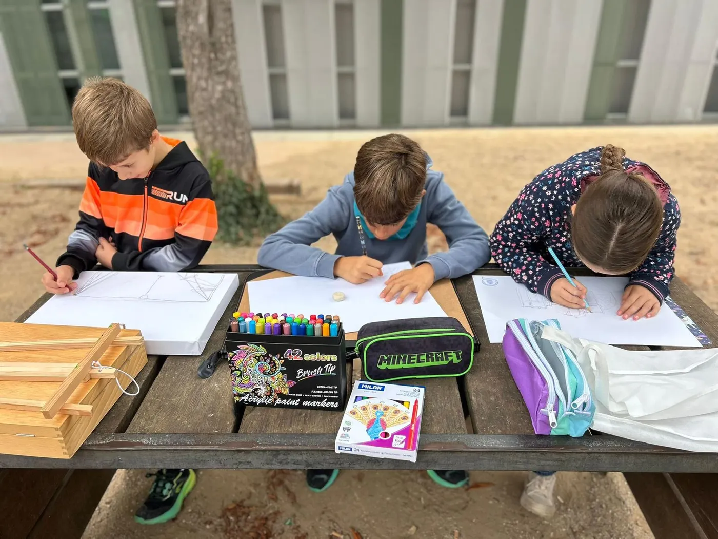 Centenars de nens i nenes van participar ahir al matí de les activitats de joc gratuïtes del Solxicsona al passeig