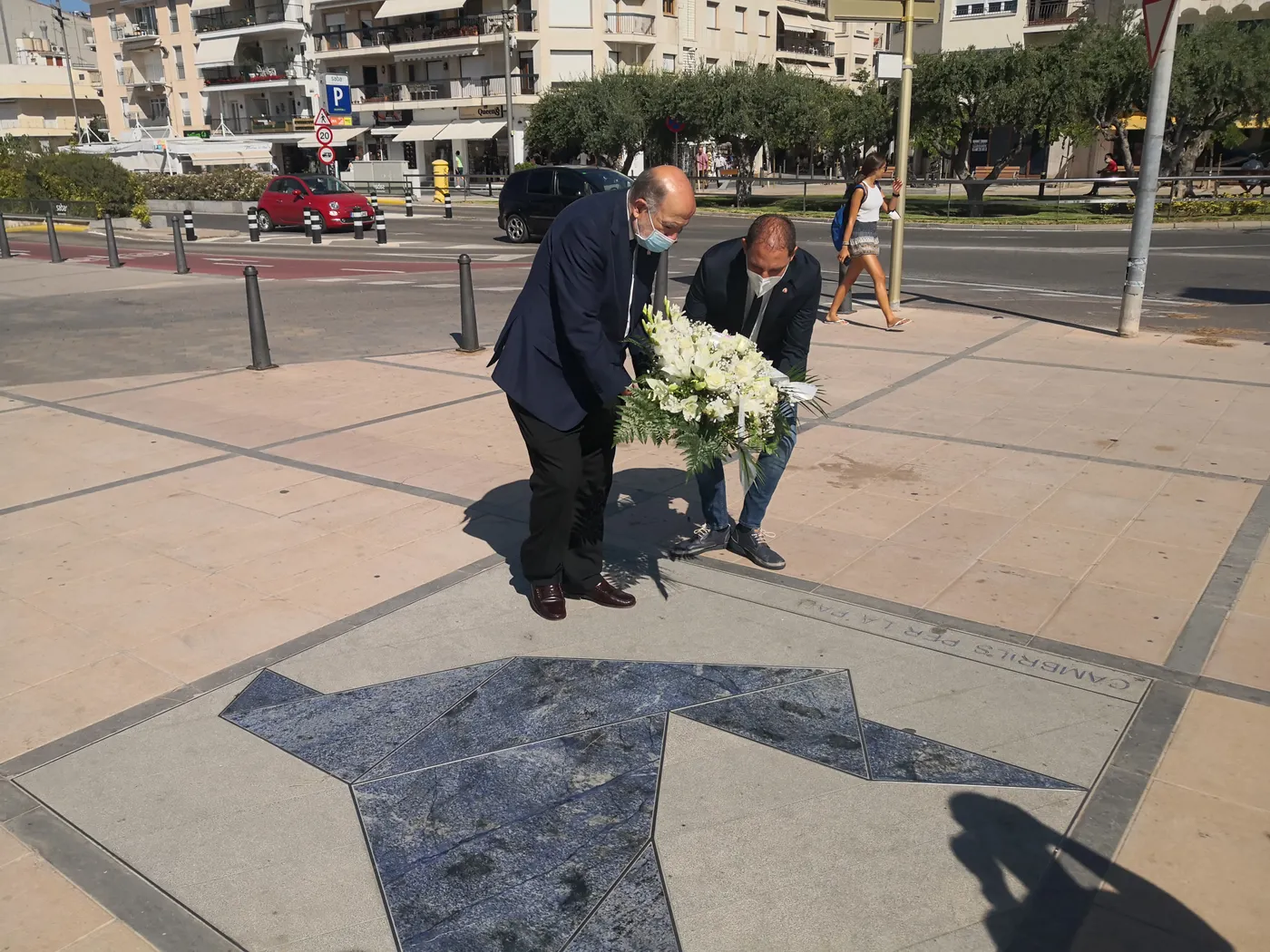 La subdelegació del govern espanyol fa una ofrena floral per homenatjar les víctimes del 17-A