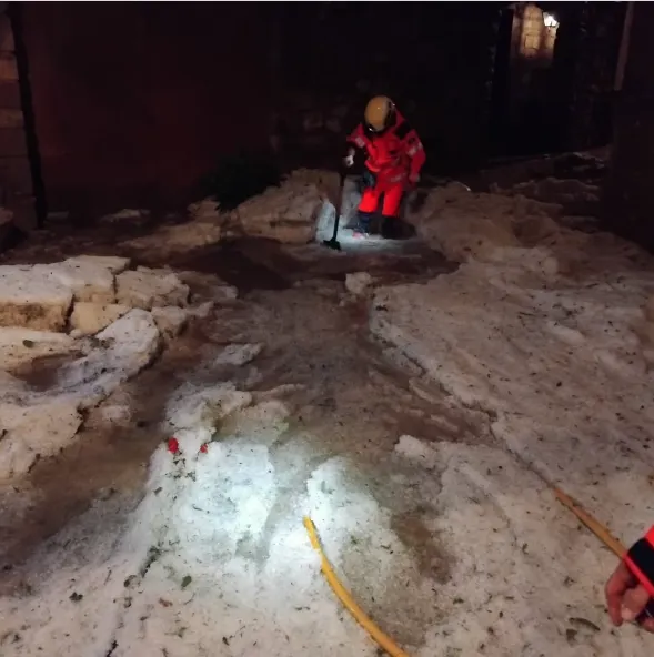 Una tempesta amb més de 70 litres i una intensa pedregada deixa Sant Llorenç de potes enlaire