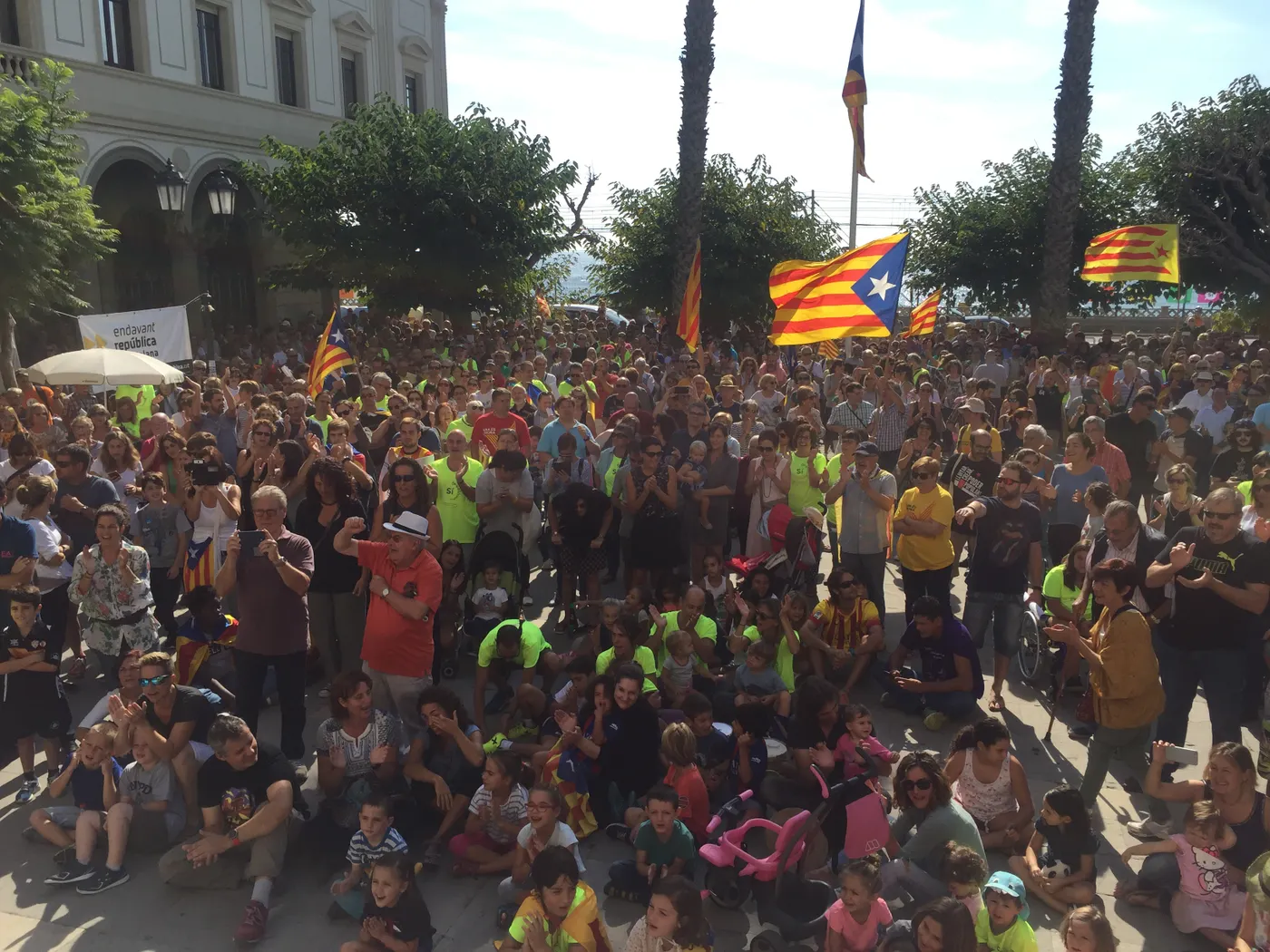 La Plaça de l’Ajuntament va acollir el passat diumenge el Concert per la democràcia