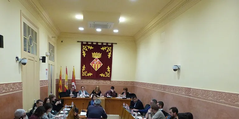 Poc consens i absències destacades al Ple extraordinari sobre la situació a Catalunya