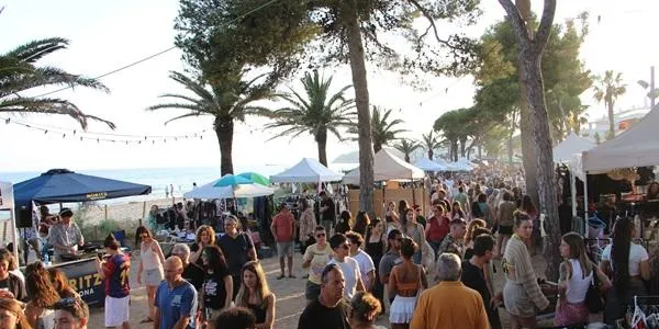 El Pleamar Vintage Market d’Altafulla manté el seu atractiu tot i el canvi de dates i les noves taxes per paradistes