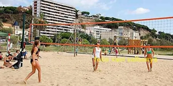 28 parelles en femení i 25 en masculí participen al Torneig de Vòlei Platja Mònica Sobrino