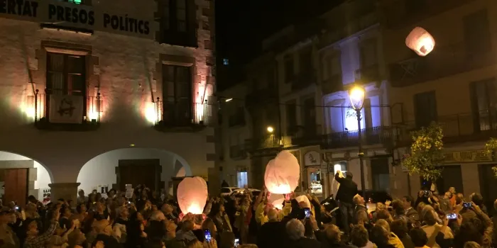 La plaça de l'Ajuntament s'omple per recordar l'any que fa que els Jordi's són a la presó