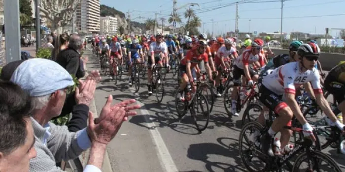 Desenes d’arenyencs s’acosten a la N-II per veure el pas dels ciclistes de la Volta