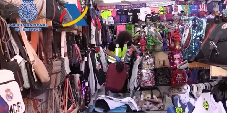 La Policia Nacional intervé més de 17.400 productes falsificats i deté 16 persones a Lloret de Mar