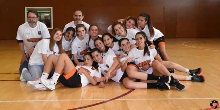 Les jugadores del cadet femení del Club Bàsquet Solsona es proclamen campiones de lliga