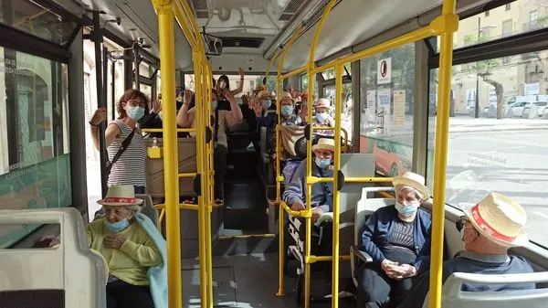 Avis i àvies de Montserrat Cuadrada gaudeixen d’un passejada amb el bus urbà