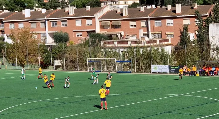 Moment del partit al camp de futbol Bernat Coll