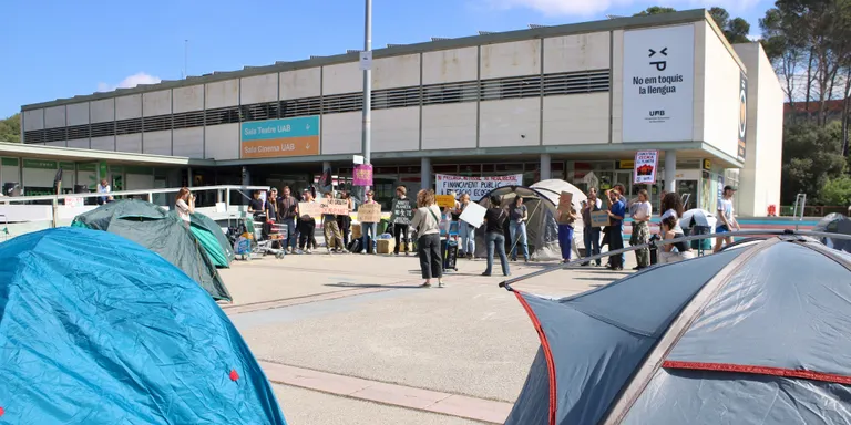 Una trentena de joves acampen a la plaça Cívica de la UAB per reclamar més implicació ecosocial de les universitats