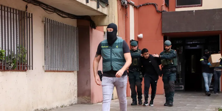 Almenys 10 detinguts en un dispositiu a Barcelona i l'Hospitalet contra una banda violenta d'inspiració llatina