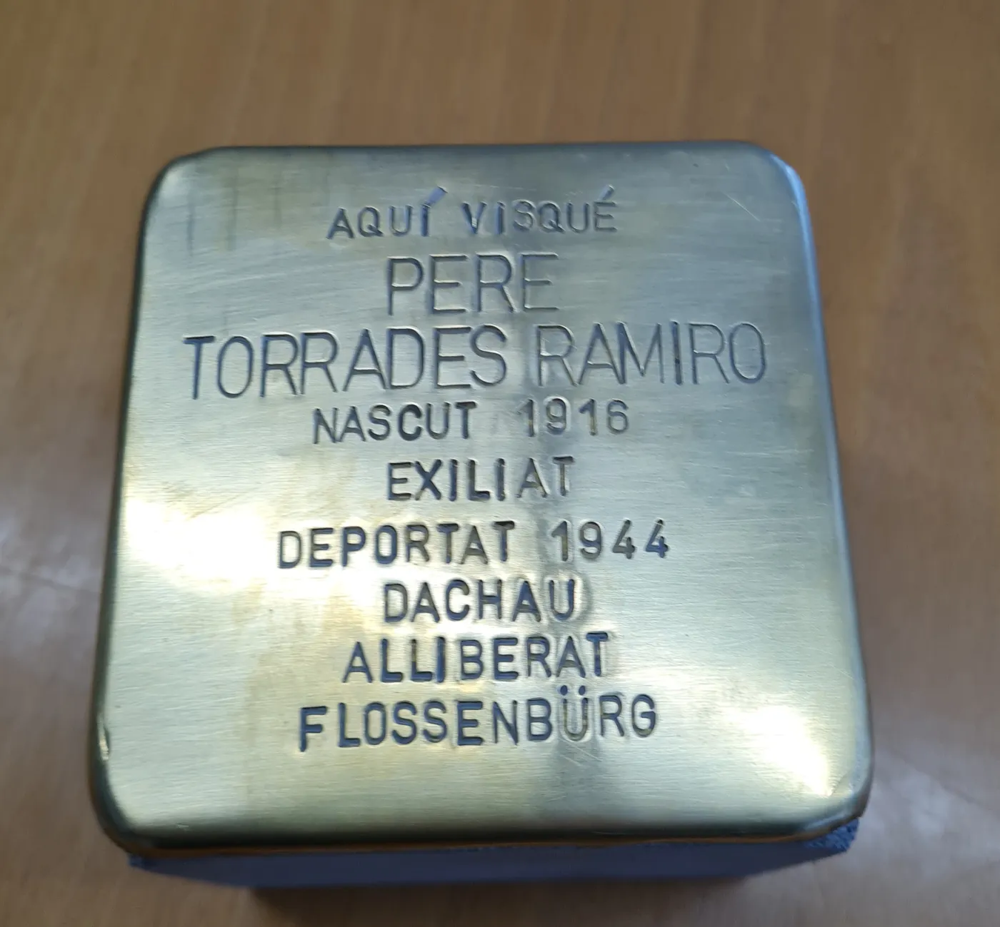 L’Ajuntament rep la 12a llamborda ‘Stolpersteine’ en homenatge als calderins deportats als camps nazis, dedicada a Pere Torrades