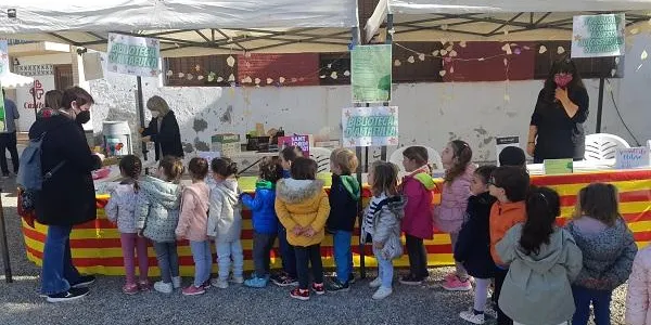 La Biblioteca d'Altafulla es vesteix de llarg per Sant Jordi